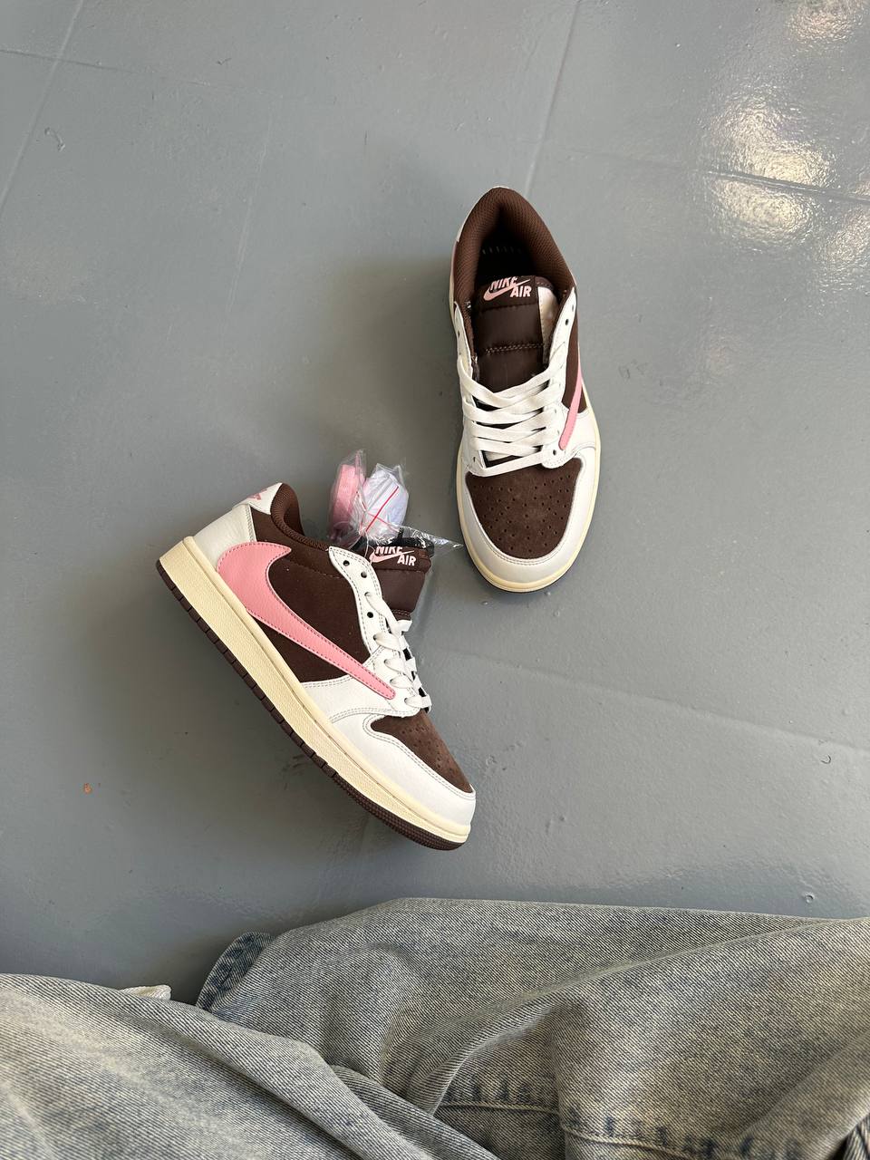 Jordan 1 Travis Scott