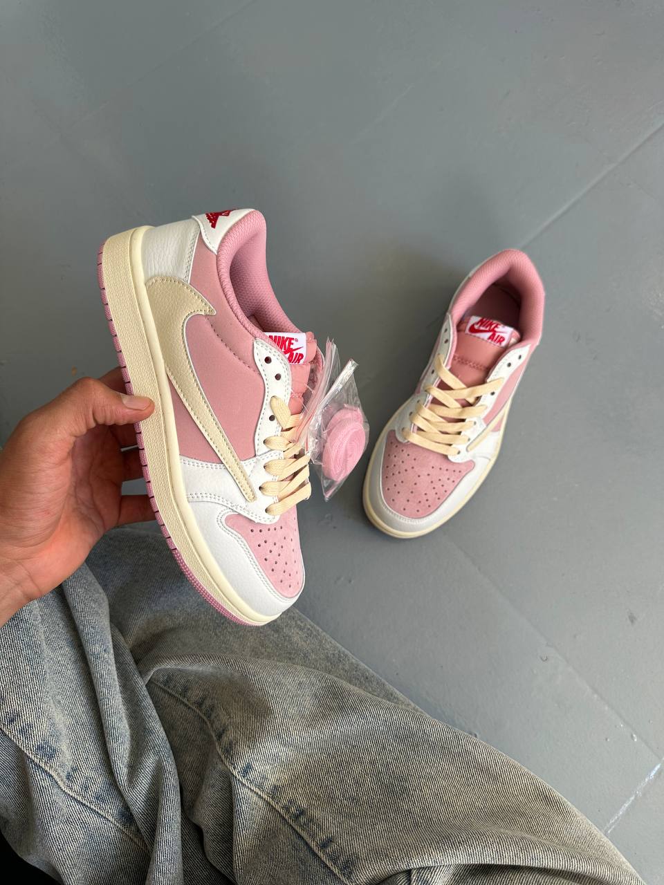 Jordan 1 Travis Scott