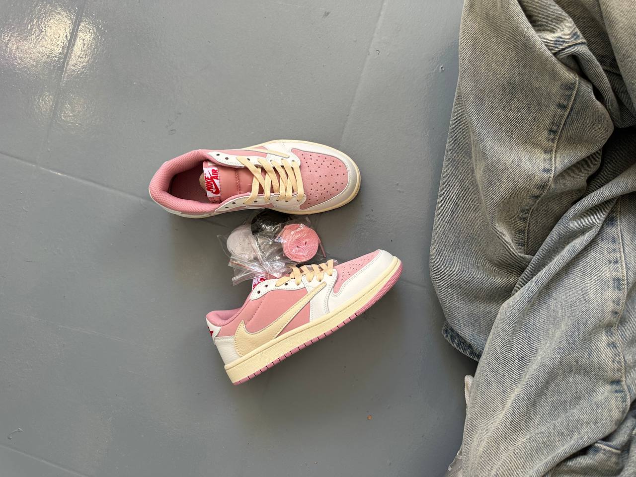 Jordan 1 Travis Scott