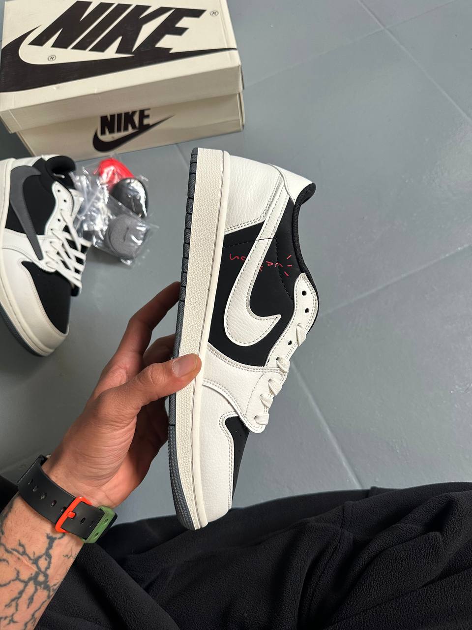 Jordan 1 Travis Scott