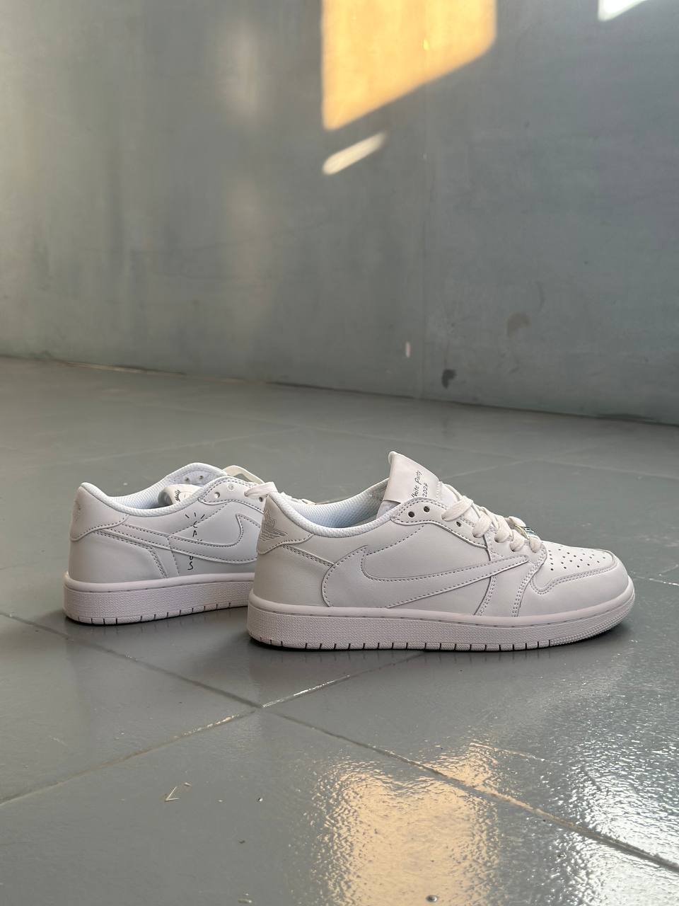 Jordan 1 Travis Scott