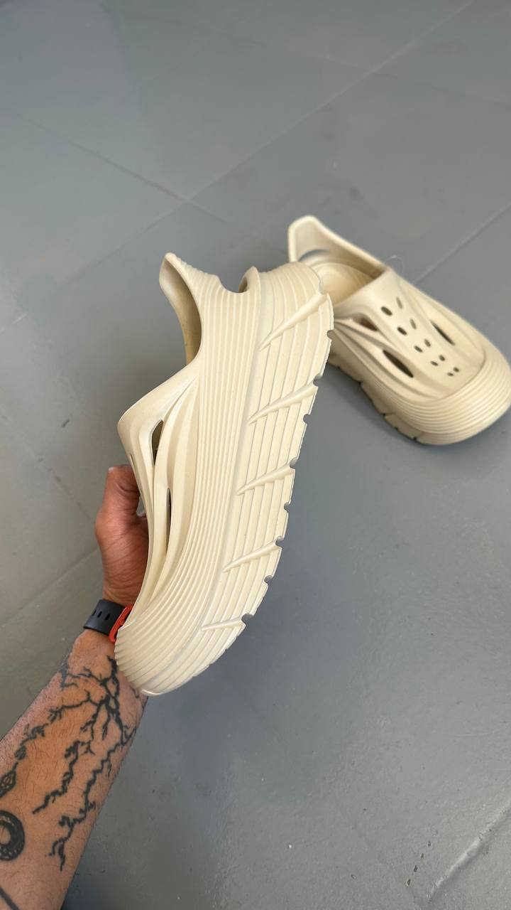 Hoka One One Restore 2.0