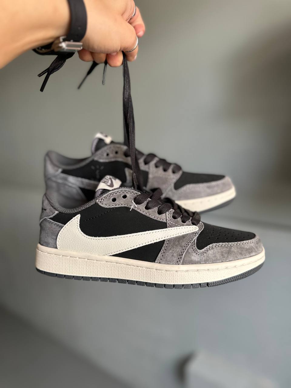 Jordan 1 Travis Scott