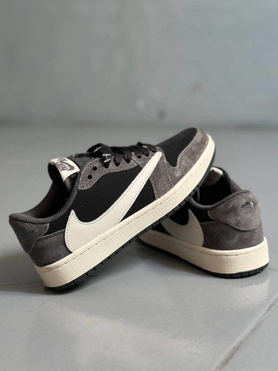 Jordan 1 Travis Scott