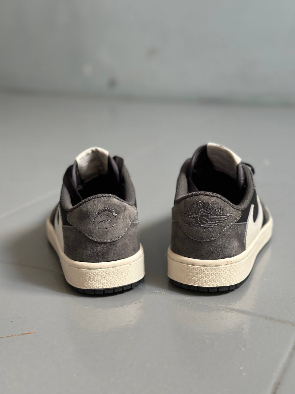 Jordan 1 Travis Scott