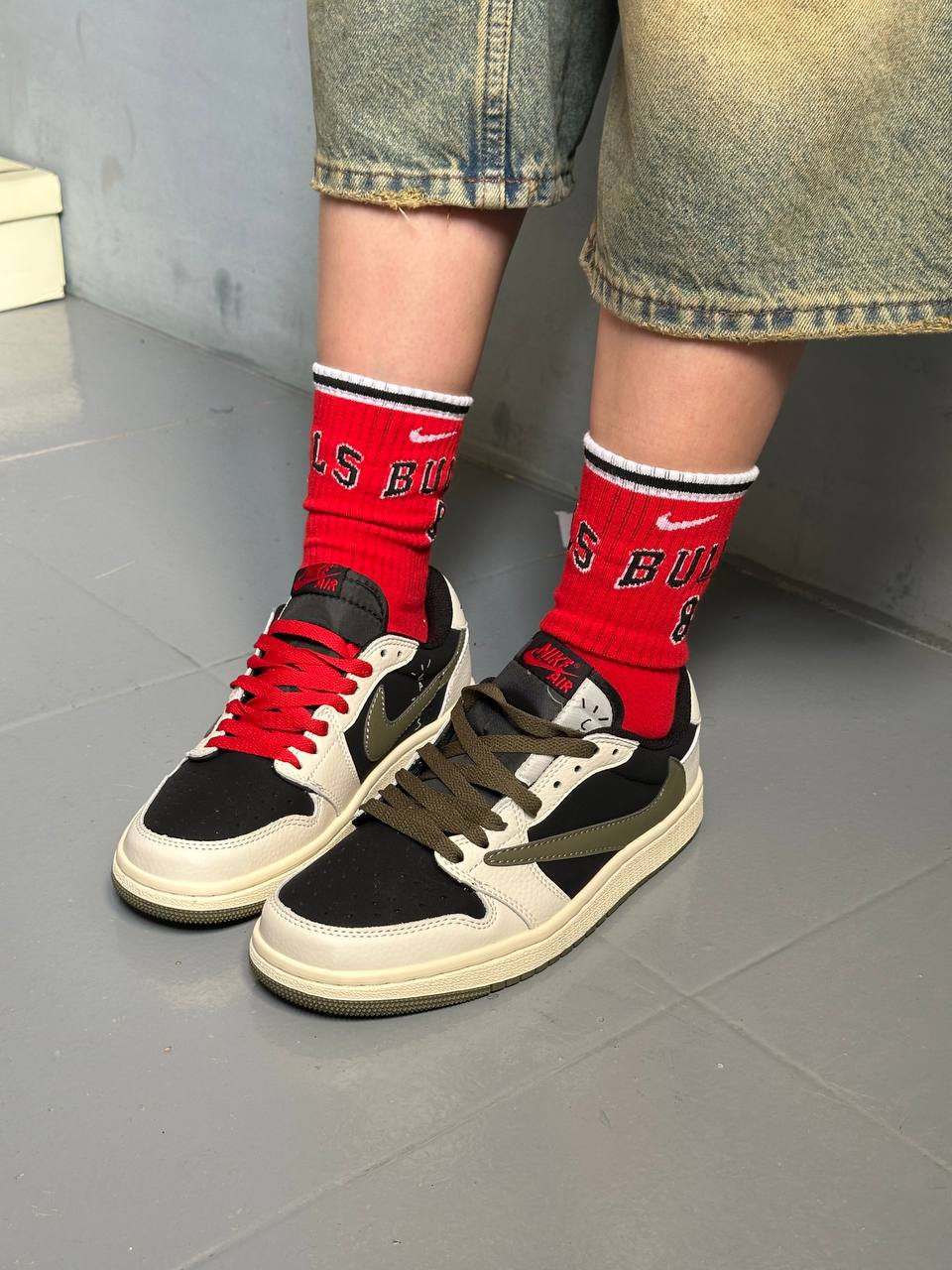 Jordan 1 Travis Scott