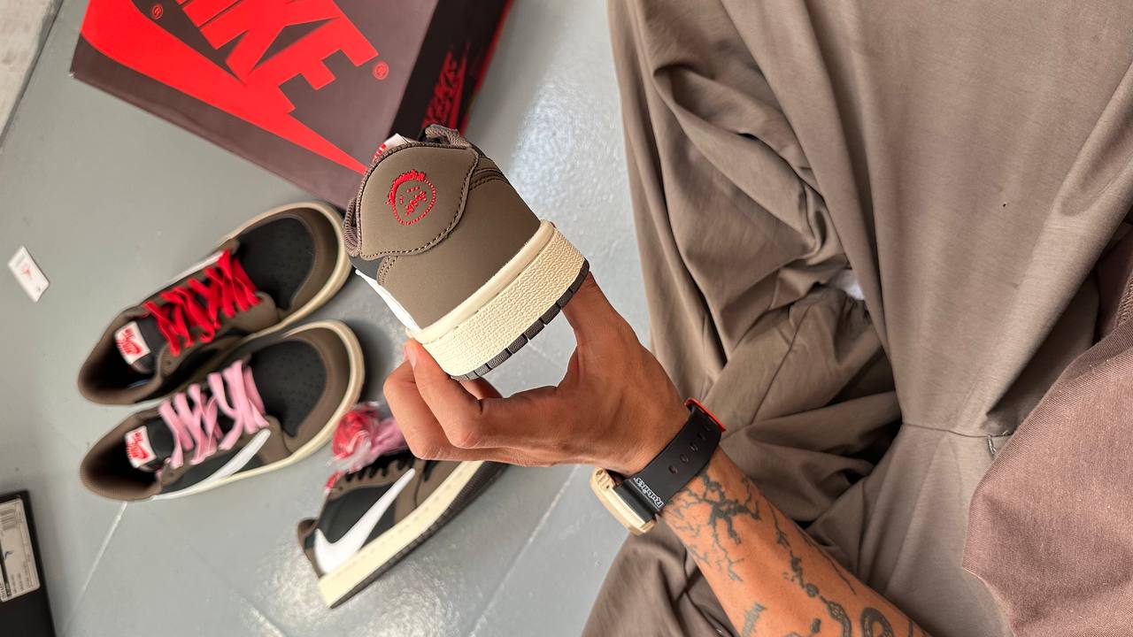 Jordan 1 Travis Scott