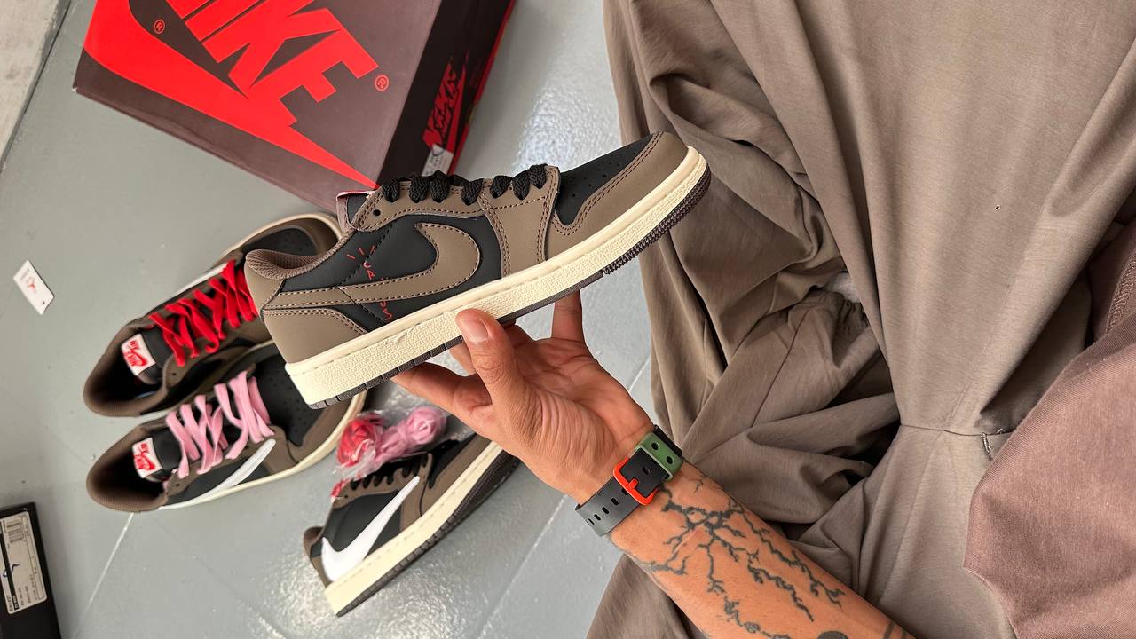 Jordan 1 Travis Scott