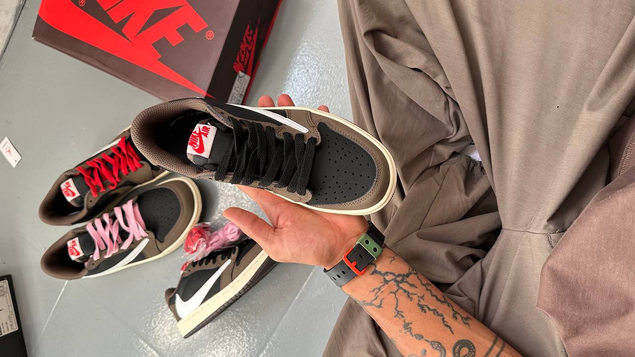 Jordan 1 Travis Scott