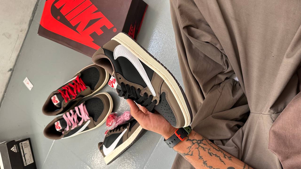 Jordan 1 Travis Scott