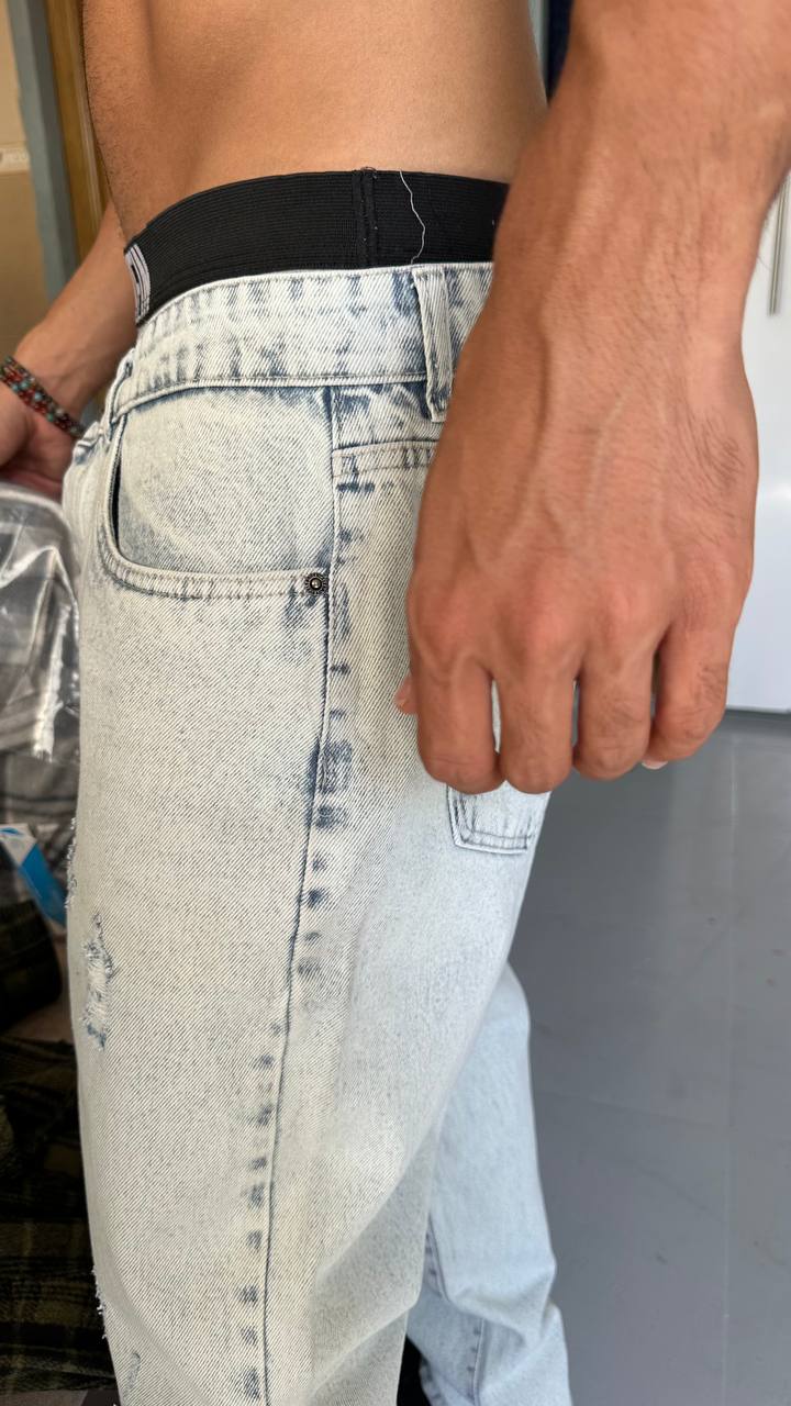 Semi-Baggy Jeans