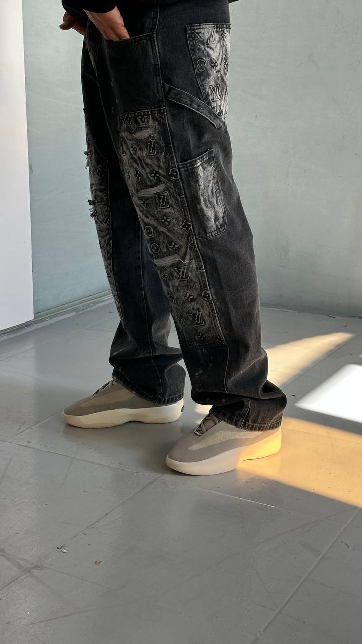 Semi-Baggy Jeans