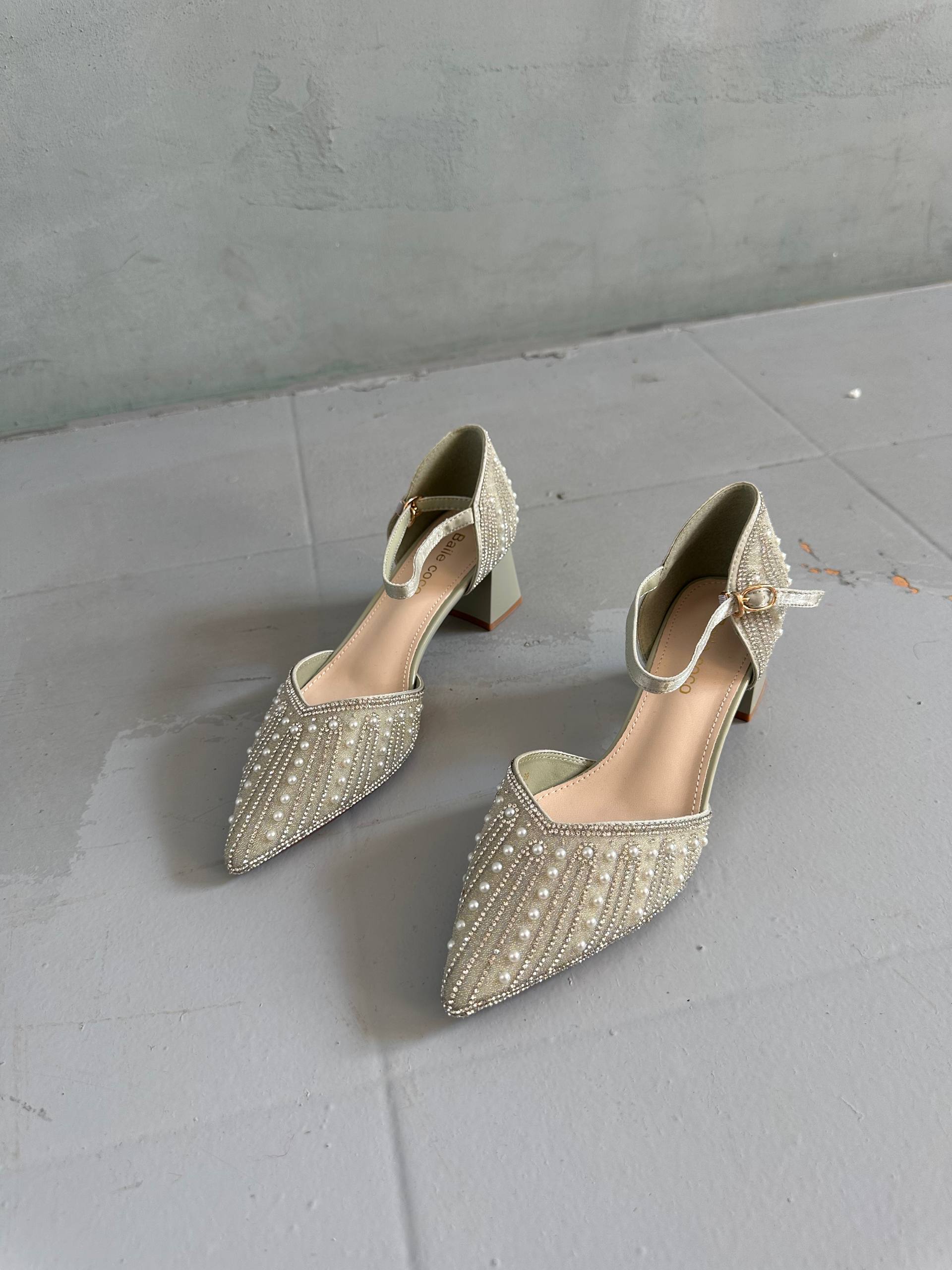 Women's formal shoes