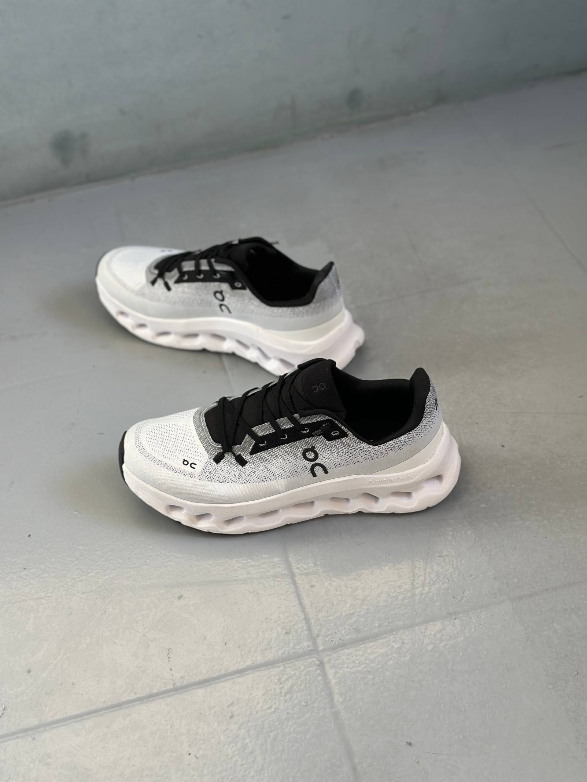 On Running Cloudtilt Sand Cream