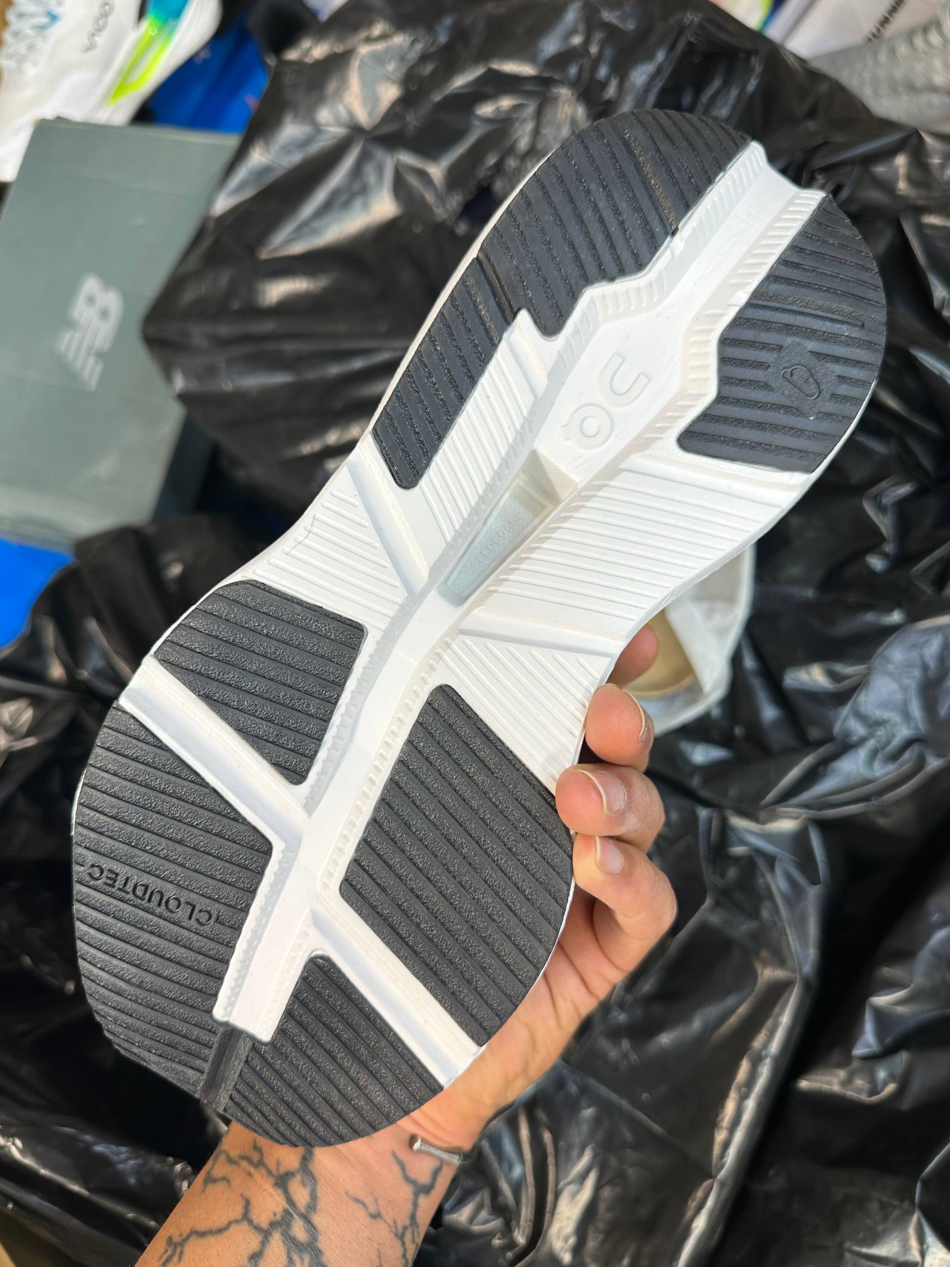 On Running Cloudtilt Sand Cream